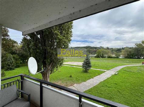 Fotografia balkóna s výhľadom na zeleň