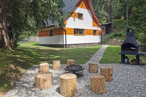 Ilustrácia malebnej rekreačnej chaty v lese