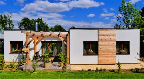 Moderná architektúra bytového domu Dúhové bývanie