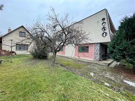 Ulica v Zlatých Moravciach s bytovými domami