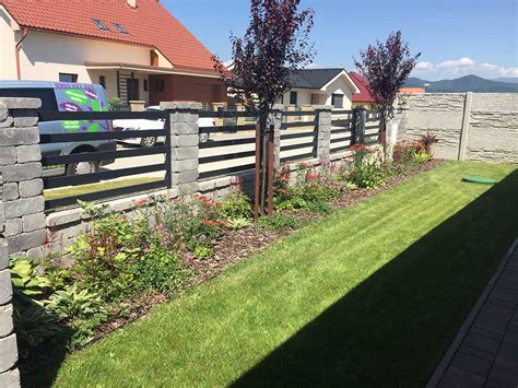 Ilustrácia rodiny užívajúcej si predzáhradku pri modernom byte