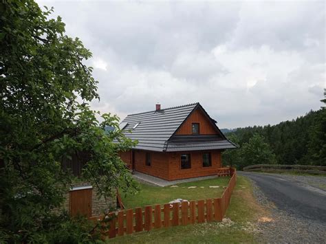 drevená chalupa v slovenskej dedine