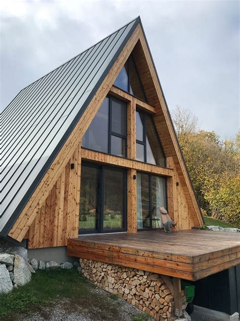 moderná drevená chata v horách s výhľadom