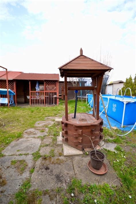 Ilustrácia chalupy s viditeľnou studňou