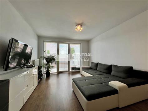 Interiér moderne zariadenej obývacej izby v novostavbe