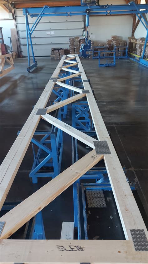 Výroba väzníkov v hale