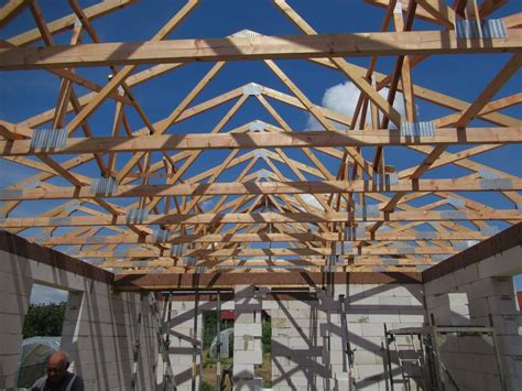 Vyrobená väzníková konštrukcia naložená na kamióne