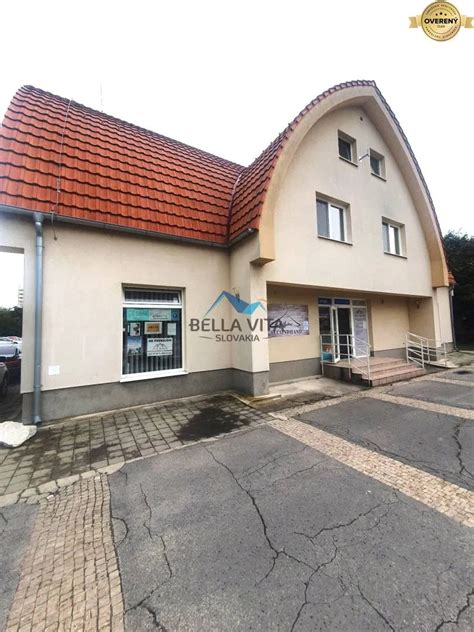 Moderná budova v centre mesta s výkladmi