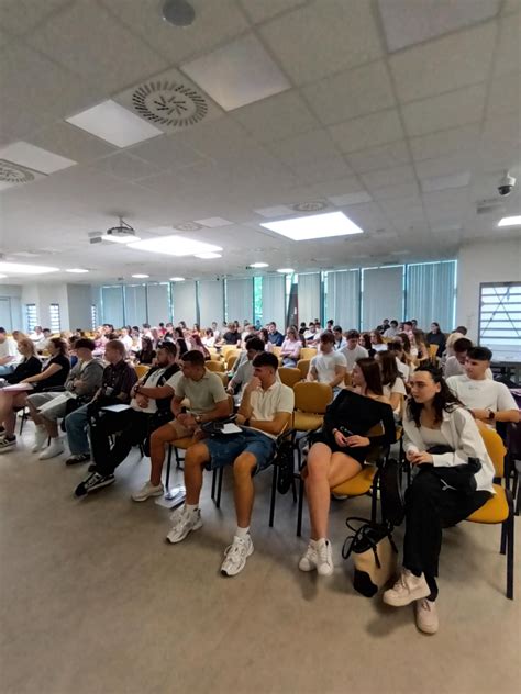Študenti v Nitre si užívajú voľný čas v kaviarni