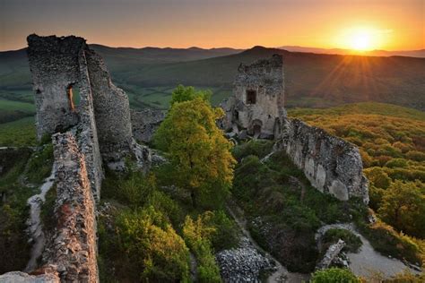 Pohľad na obec Skýcov v objatí pohoria Tribeč