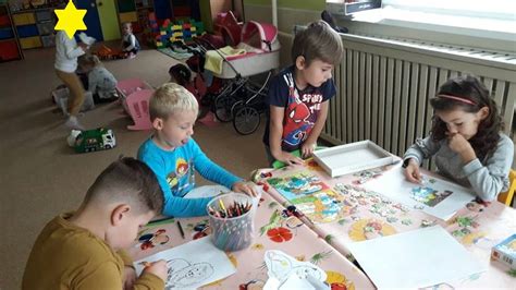 Deti pracujú s farebnými pracovnými listami