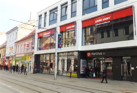 Obchodná ulica v centre Nitry s ľuďmi a výkladmi