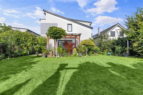 Pohľad na moderný bytový dom s terasami