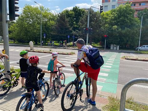 Osoby jazdiace na bicykli po Dunajskej hrádzi