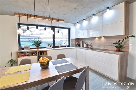 interiér spoločnej kuchyne s jedálenským posedením