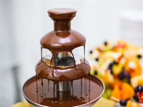 Čokoládová fontána s ovocím a cukrovinkami