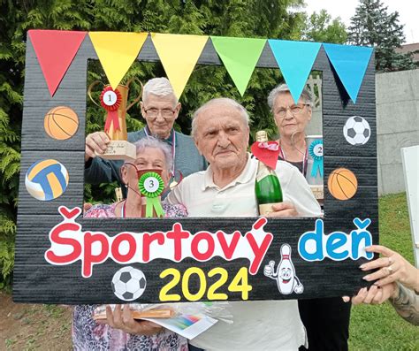 Seniori oddychujúci v rekreačnom zariadení
