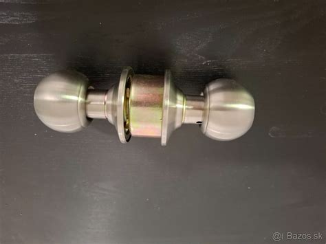 Rôzne typy kľučiek a kovania