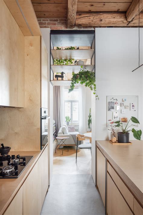 Minimalistická kuchynská linka z preglejky