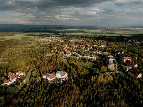panoramatický pohľad na Dolný Smokovec s pohorím