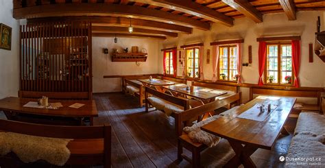 Interiér historickej krčmy.