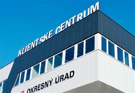 Fotografia znázorňujúca moderné klientske centrum s dôrazom na digitálny a osobný styk