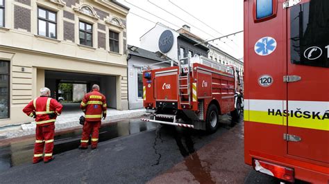 Ilustračná fotografia hasičov zasahujúcich pri požiari obytného domu