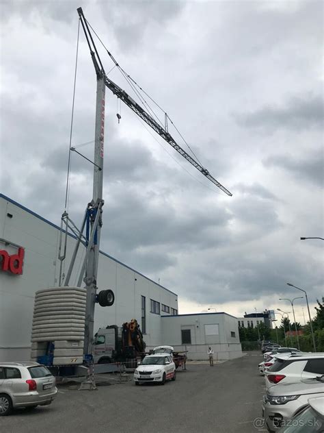 Stavebný žeriav na stavenisku