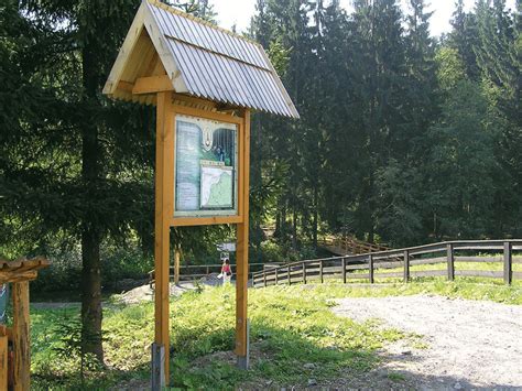 Vonkajší areál hvezdárne s náučným chodníkom