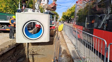 Technik vykonávajúci navŕtanie verejného vodovodu