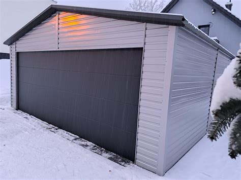 Moderná garáž s elektrickými dverami