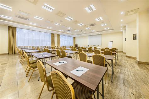 Interiér moderného hotela vhodného pre konferencie