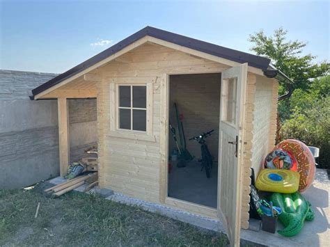 Záhradná chatka s posedením v prírode