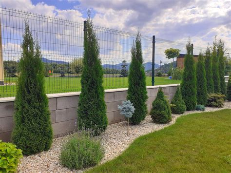 Diagram zobrazujúci ako vysoký plot zatieňuje susedný pozemok