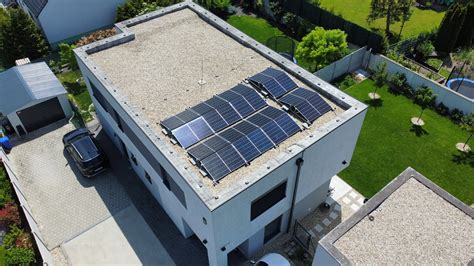 Pohľad na plochú strechu s terasou a solárnymi panelmi