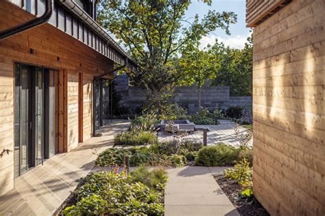 Ilustračná fotografia rodiny užívajúcej si záhradu pri novom dome