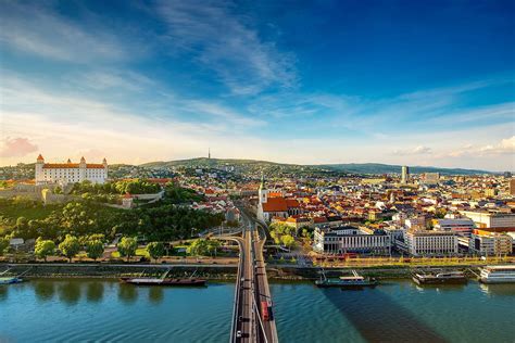 Panoráma mesta Bratislava s Dunajom a Petržalkou