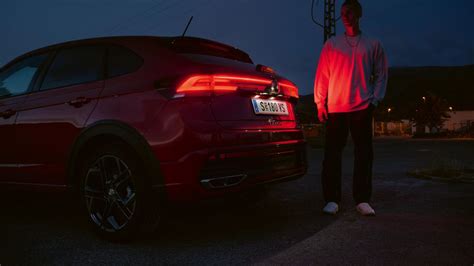 Ilustrácia vozidla so zapnutými zadnými hmlovými svetlami