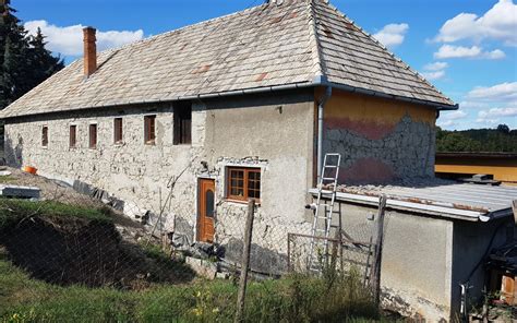 Detail starého kamenného domu s prasklinami v múre