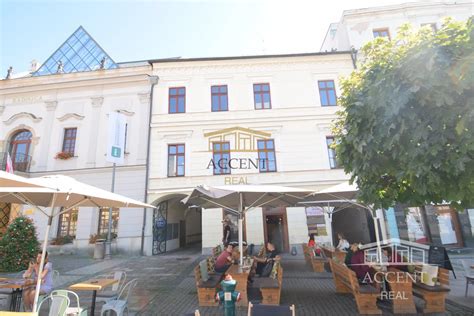 Ulica v centre Čadce s obchodnými prevádzkami