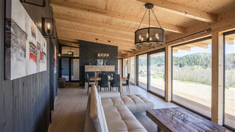 Interiér moderného autokaravanu s plne vybavenou kuchyňou a obývacou časťou