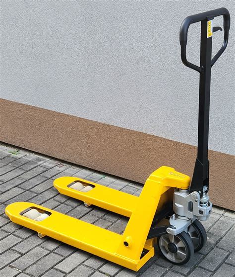 paletový vozík nakladajúci tovar do dodávky