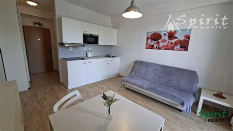 Interiér moderne zariadenej garsónky