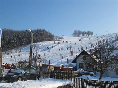 Pohľad na panorámu Stupavy s Malými Karpatmi v pozadí