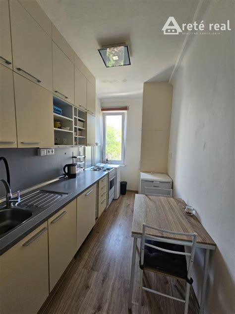 Interiér čiastočne zariadeného 1-izbového bytu