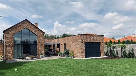 Bungalov s tehlovým obkladom