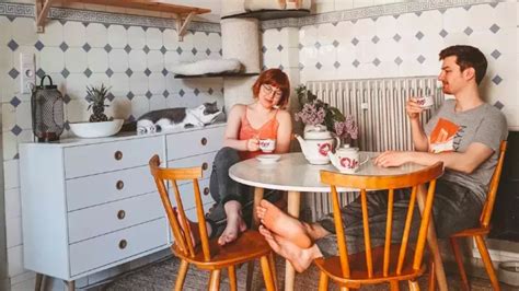 Mladý pár si prezerá byt