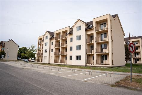 Rekonštruované tehlové bytovky v Zavar Poronda