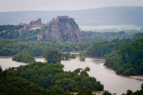 Panoramatický pohľad na Devínsku Novú Ves s hradom Devín v pozadí