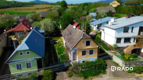 Krajina s typickými domami a zeleňou